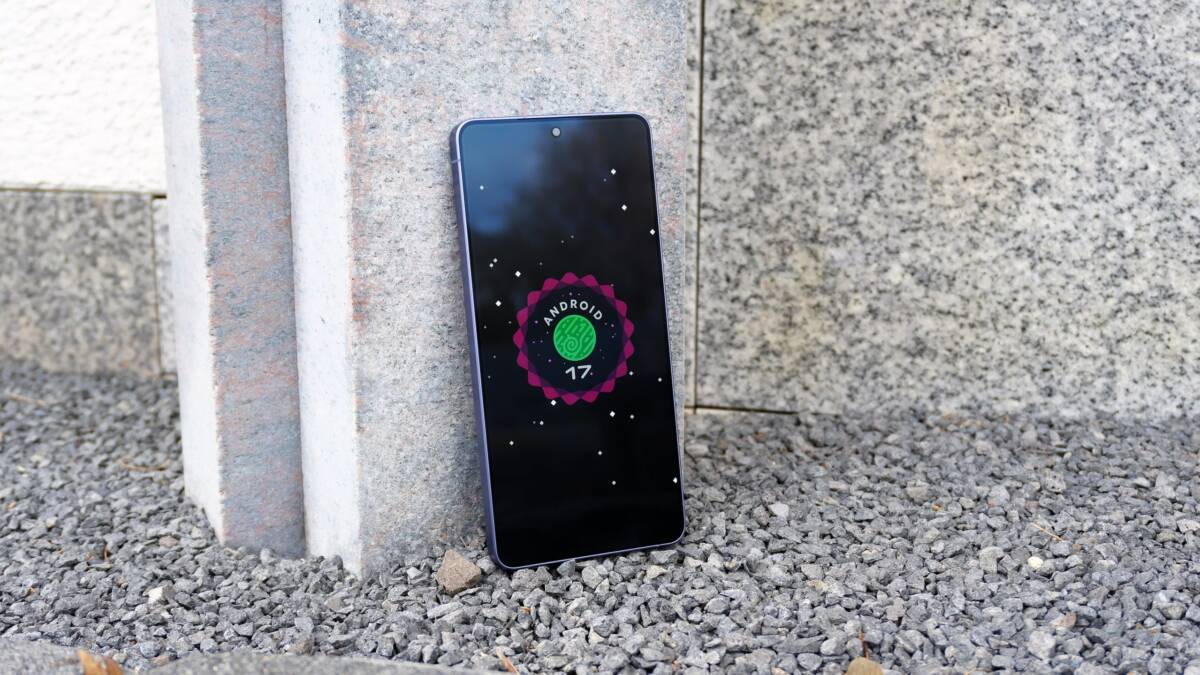 Смартфон с дисплеем и интерфейсом Android 17