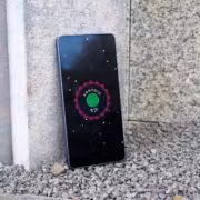 Смартфон с дисплеем и интерфейсом Android 17