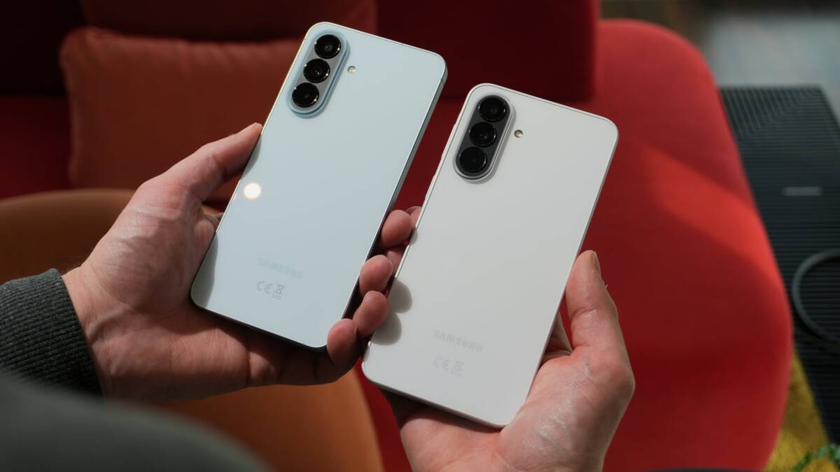 Две белые модели Samsung Galaxy A57 и M56