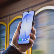 Samsung Galaxy S27 Ultra может получить самовосстанавливающийся экран 1 Человек держит смартфон Samsung Galaxy S27 Ultra