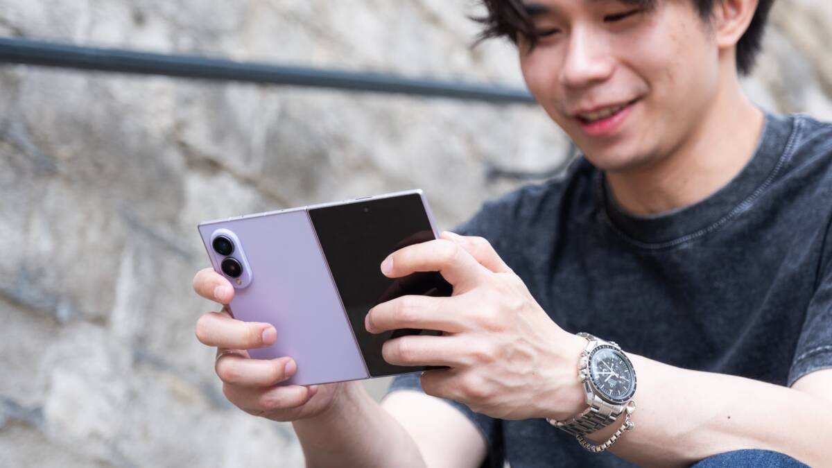 Мужчина держит смартфон Samsung Galaxy Z Fold 8