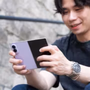 Мужчина держит смартфон Samsung Galaxy Z Fold 8