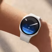 Samsung готовит One UI 9 Watch для девяти моделей Galaxy Watch 2 умные часы Samsung Galaxy Watch на руке