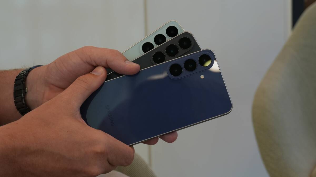 Samsung назвала цену и дату старта продаж Galaxy S26 FE 1 Камеры смартфона три объектива задняя панель фронтальный блок