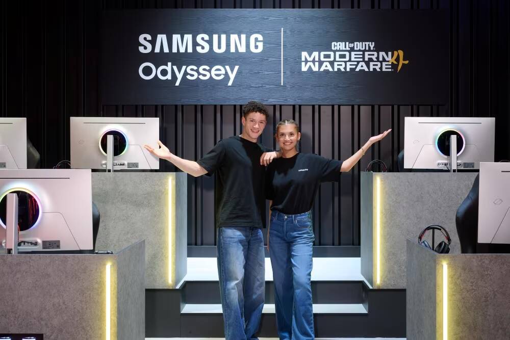 Samsung показала на Gamescom 2026 стенд с 6K-монитором и 3D без очков 1 Два человека на выставке с мониторами Samsung Odyssey и Call of Duty Modern Warfare