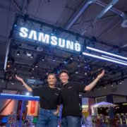 Два человека на выставке Samsung с логотипом