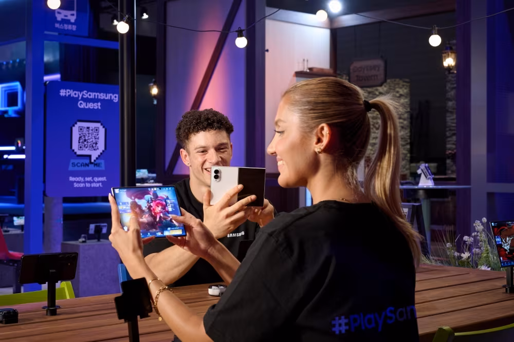 Samsung показала на Gamescom 2026 стенд с 6K-монитором и 3D без очков 6 Два человека используют планшеты и смартфон Samsung на выставке Gamescom 2026