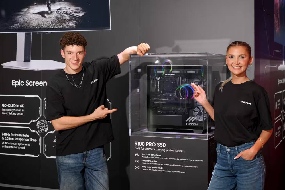 Samsung показала на Gamescom 2026 стенд с 6K-монитором и 3D без очков 3 Две улыбающиеся молодые люди у стенда Samsung с компьютером и информацией о 9100 PRO SSD
