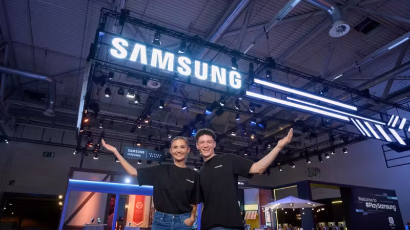 Два человека на выставке Samsung с логотипом