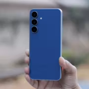 Samsung покажет Galaxy S26 FE 27 августа и откроет трансляцию на сайте и YouTube 2 Ручная рука держит синий смартфон Samsung Galaxy S26 FE