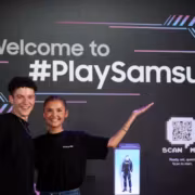 Двое людей у стенда Samsung на выставке Gamescom 2026