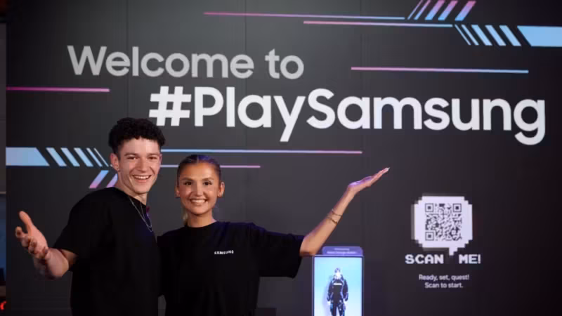 Двое людей у стенда Samsung на выставке Gamescom 2026