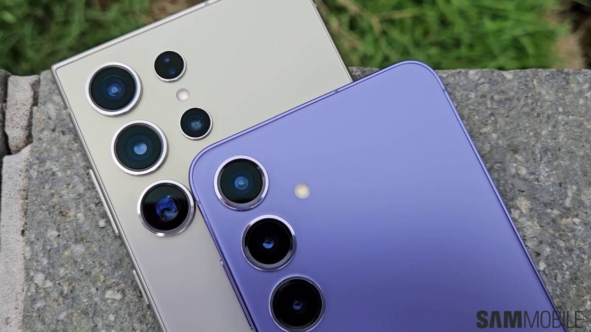 Samsung выпустила августовский патч для Galaxy S24 в Европе 2 Два смартфона Samsung Galaxy S24 с четырьмя камерамии в голубом и сером цветах