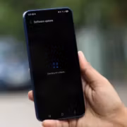 Смартфон Samsung показывает экран обновления с проверкой на уязвимости