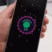 Смартфон Samsung Galaxy S27 Ultra с логотипом Android 17