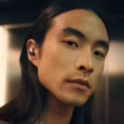 Sennheiser показала Momentum True Wireless 5 с заменяемыми батареями 1 крупный портрет человека с длинными тёмными волосами и серым пиджаком