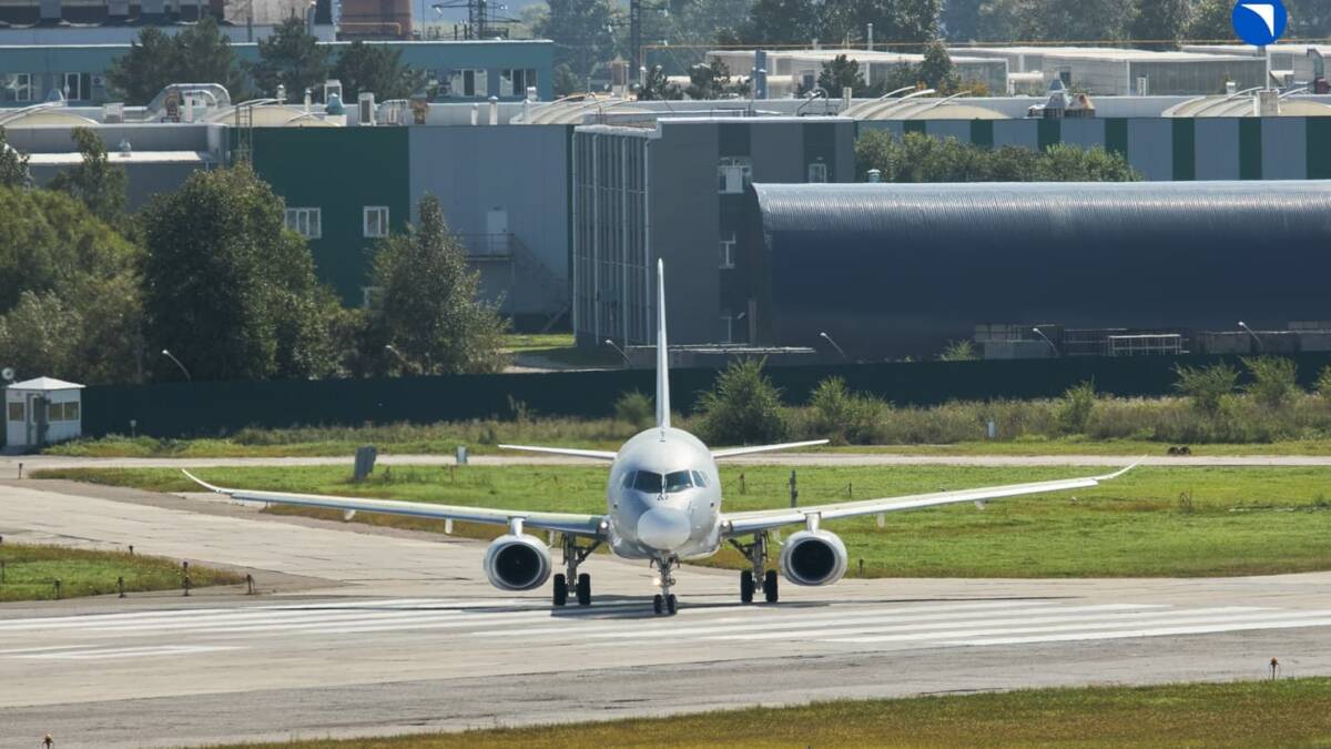 SJ-100 научили садиться на полосу длиной 1,9 км и выгружать пассажиров без перрона 4 Самолёт SJ-100 на взлётной полосе аэропорта