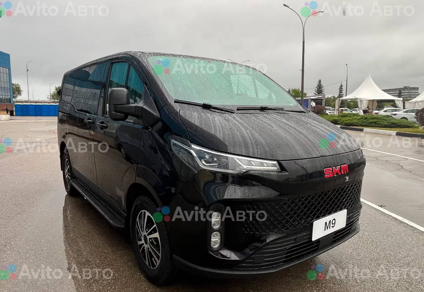 SKM M9 оценили в 5,1 млн рублей. У минивэна 9-ступенчатый «автомат» и 2,0-литровый мотор 1 Черный минивэн SKM M9 на дождливой парковке