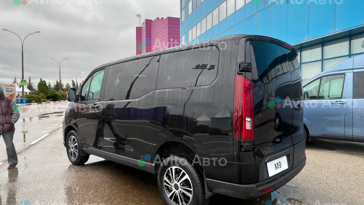 Черный минивэн SKM M9 с темными стеклами и 9-ступенчатым автоматом