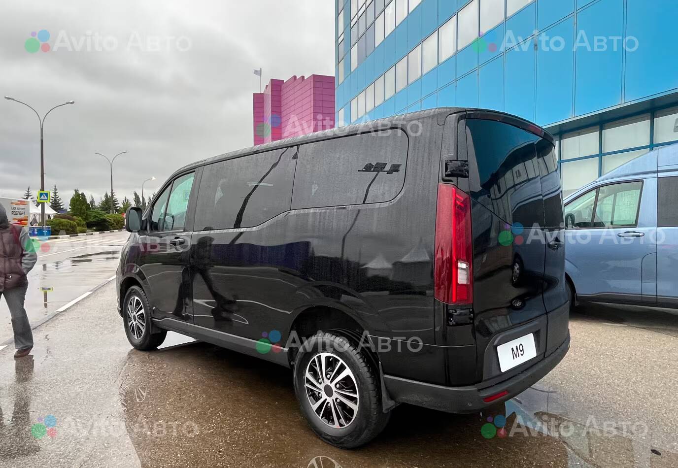 SKM M9 оценили в 5,1 млн рублей. У минивэна 9-ступенчатый «автомат» и 2,0-литровый мотор 2 Черный минивэн SKM M9 с темными стеклами и 9-ступенчатым автоматом