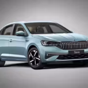 Skoda обновила Slavia: седан получил 8-ступенчатый «автомат», ИИ и массаж задних сидений 1 Новая Skoda Slavia седан голубого цвета