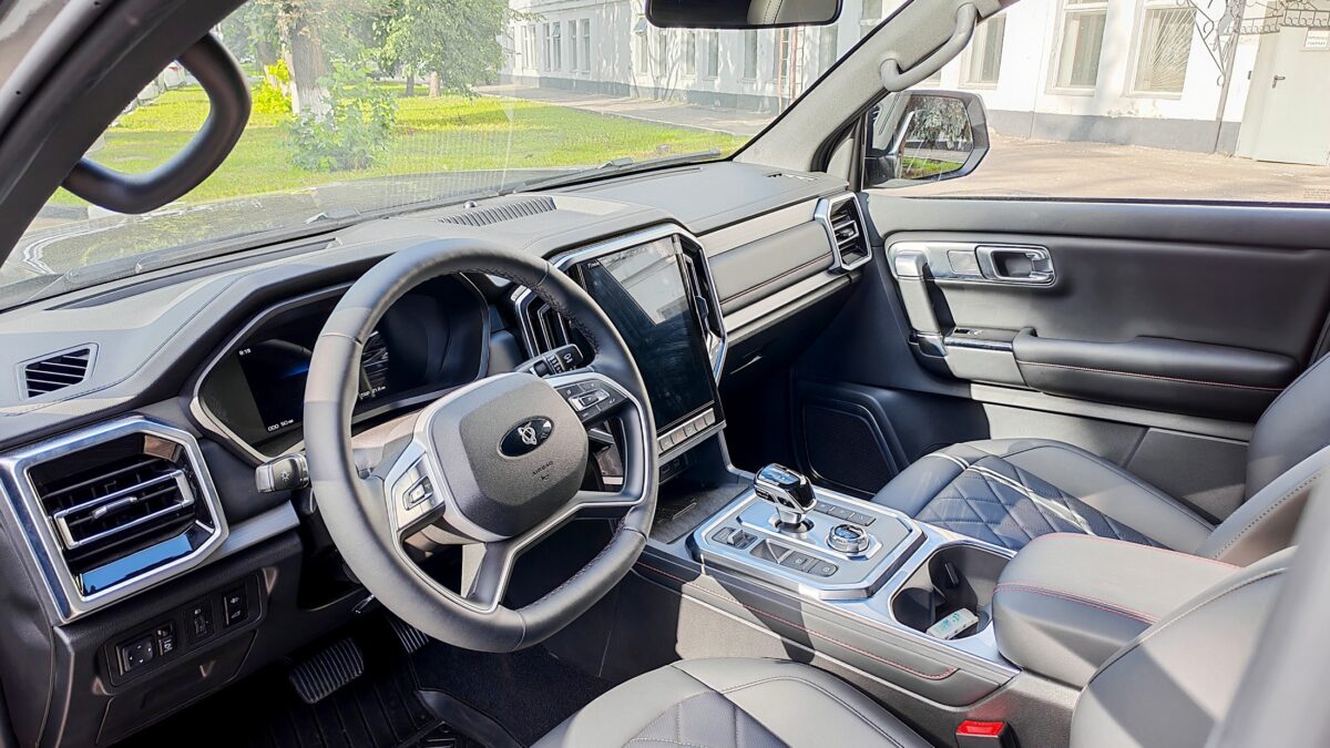 Внутреннее пространство автомобиля Sollers S9 панель приборов