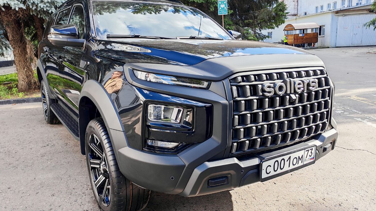 Автомобиль Sollers S9 черного цвета передний вид
