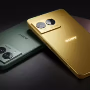 Два смартфона Sony Xperia 10 VIII в зелёном и фиолетовом цветах