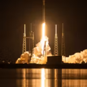 SpaceX официально завершила эпоху Falcon 9 во Флориде — начинается эра Starship 1 Ракета Falcon 9 запускается во тьме SpaceX