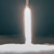 Ракета SpaceX Falcon запускает спутники Starlink в небо