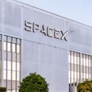 xAI уберёт 69 газовых турбин из дата-центра в Миссисипи 1 здание SpaceX с логотипом на фасаде окна зелень
