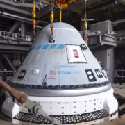 Starliner может вернуться к полётам в 2026 году после провала с экипажем 1 Космический корабль Starliner на платформе в цеху NASA