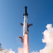 Starship нацелен на 10 млн тонн грузов на орбите в год 1 Ракета Starship запускается в небо с облаками на заднем плане