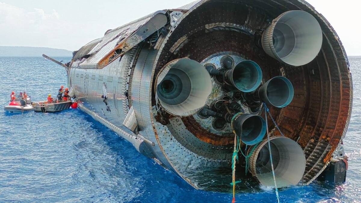 Starship в океане с людьми и лодками буксировка