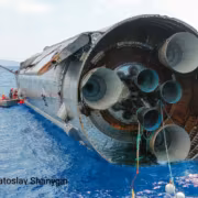 Starship в океане с людьми и лодками буксировка