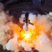 Ракета Starship взрывается с пламенем и дымом