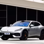 Стартовали предпродажи Luxeed RX от Chery и Huawei с 4 лидарами и 594 л.с. 1 Электромобиль Luxeed RX от Chery и Huawei перед зданием