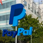Знак PayPal на фоне современного офисного здания