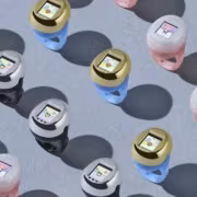 Тамагочи теперь прямо на пальце. Bandai Namco представила Tamagotchi Ring 2 Тамагочи Ring на пальце показаны разные цвета