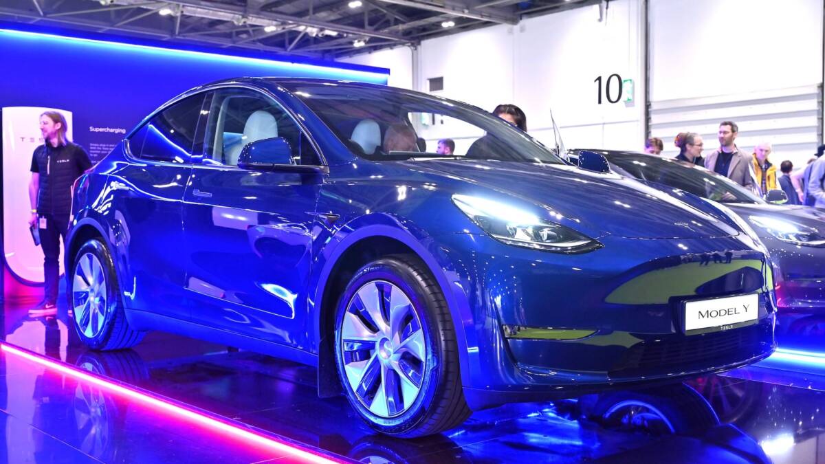 Tesla отзывает 20 000 машин из-за слишком ярких фар