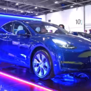 Tesla отзывает 20 000 машин из-за слишком ярких фар 1 Tesla Model Y выставлена в выставочном зале с подсветкой синего цвета