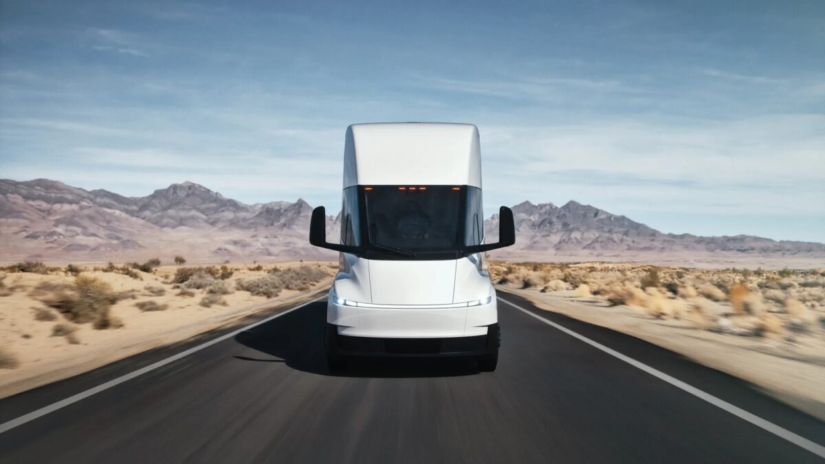 Tesla Semi выходит на европейский рынок 1 белый грузовик с дисплеем и зеркалами в пустыне