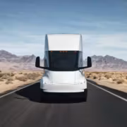 Tesla Semi выходит на европейский рынок 3 белый грузовик с дисплеем и зеркалами в пустыне