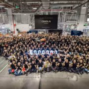 Группа людей на фабрике Tesla Gigafactory Shanghai