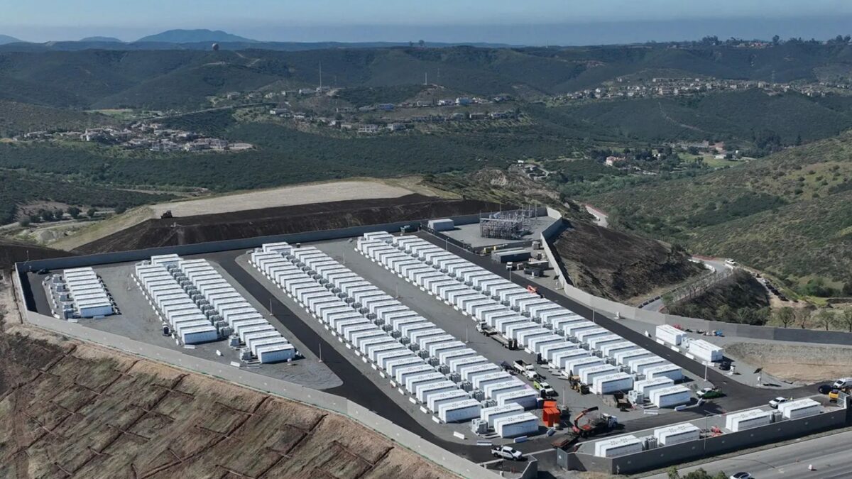 Tesla запустила в Калифорнии батарею на 385 тысяч домов 1 Tesla запустила в Калифорнии батарею на 385 тысяч домов