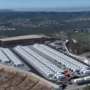 Массивная батарея Tesla для домов в Калифорнии