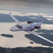 Textron Aviation добавит Cessna Citation CJ4 Gen3 аварийную автопосадку 1 Самолет Citation CJ4 Gen3 в полёте над озёрами и островами