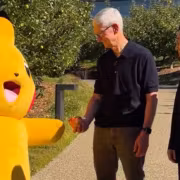 Тим Кук и Джон Тернус с Pikachu на прогулке Apple Park