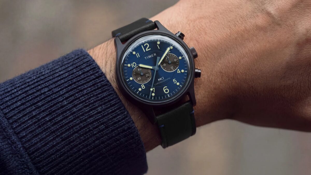 Timex представила 2 новые часы MK1 Chronograph с циферблатами sunray 6 Часы Timex MK1 Chronograph на руке в темных тонах