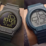 Два цифровых мужских часов Timex Retroware на запястье